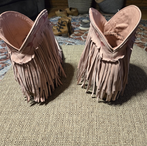 Pink fringed Junk Gypsy by Lane - Picture 5 of 5